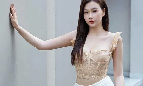 Thiên thần Quảng Trị khoe chân dài với đầm xuyên thấu, tiến vào đường đua Miss Grand Việt Nam