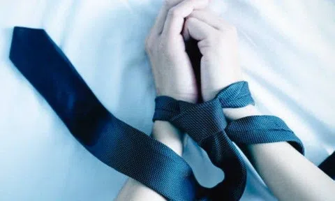 Vì sao nhiều người thích bạo dâm, khổ dâm? Cô gái hoảng sợ khi người yêu làm điều này trên giường
