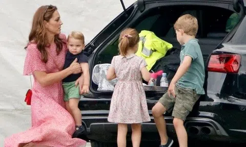 Công nương Kate đưa con trai và con gái đi máy bay giá rẻ tới thăm Nữ hoàng