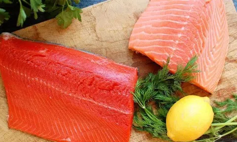Ăn cá hồi nuôi có độc không? Khác biệt ít biết giữa cá hồi nuôi và cá hồi hoang dã
