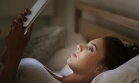 4 lý do không nên để điện thoại ở gần giường ngủ