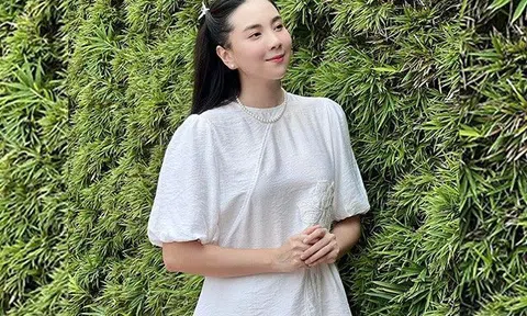 Xuất hiện "Tiểu Long nữ" lên Chùa mặc đồ kín đáo khoe sắc tinh khôi, bên ngoài dịu dàng bên trong cơ bắp