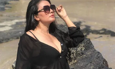 "Bà già" khắc khổ ở rừng thông ngoài đời diện bikini 2 mảnh khoe body mòn con mắt