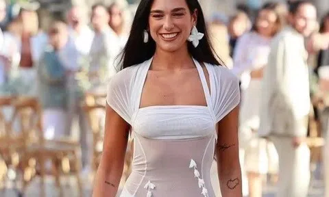 Mặc váy trong suốt "soi thấu" cả nội y đi ăn cưới, chân dài 9X nổi lấn át chủ tiệc