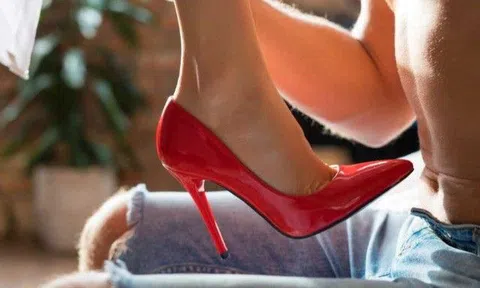 Chưa cần đụng vào bộ phận nào của cơ thể, đàn ông cứ làm điều này là phụ nữ muốn "yêu"