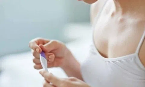 Con gái tuổi teen bất ngờ mất kinh, mẹ nghi có bầu với bạn trai, đến viện mới phát hiện sự thật khác