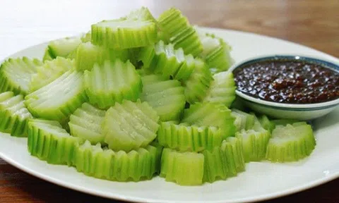 Bí đao xay nước sống hay nấu chín tốt hơn? Cách chế biến bí đao thành món giải độc gan, dưỡng nhan cực tốt