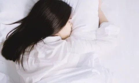 Nằm ngửa hay nằm nghiêng tốt cho sức khỏe hơn? Tư thế ngủ nào gây hại cho cơ thể nhất?