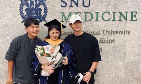 Ngôi sao 24/7: Em gái Song Joong Ki nhận bằng tiến sĩ, đứng cạnh anh trai diện mạo gây thất vọng