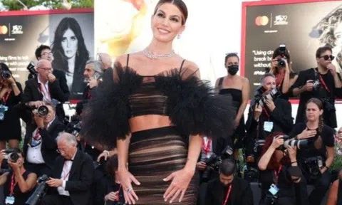 Xiêm y xuyên thấu "đổ bộ" thảm đỏ LHP Venice ngày đầu, có mỹ nhân chỉ quấn mỗi tấm vải 