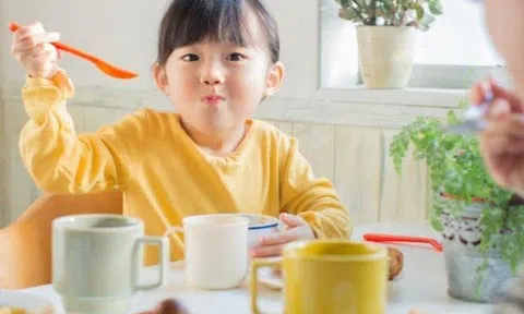 Táo bón khiến trẻ biếng ăn, chậm tăng cân khiến phụ huynh lo lắng