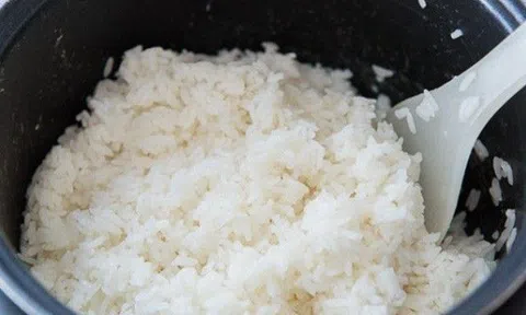 Cơm nấu lâu thiu có phải gạo bị tẩm hóa chất? Loại gạo chuyên gia khuyên không nên ăn