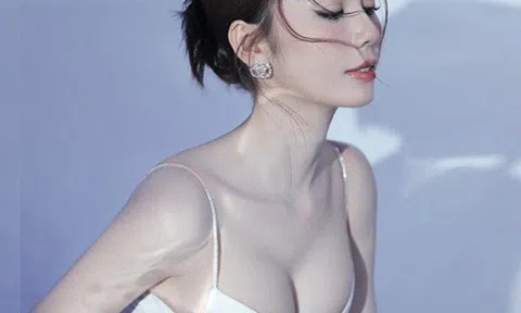 Xuất hiện mỹ nữ Quảng Trị mặc áo dài trắng nhưng rớt điểm thanh lịch vì áo lót "phát sáng"