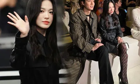 Song Hye Kyo diện đồ công sở tông đen đi dự show ở Mỹ, không lộ tí da thịt mà vẫn gợi cảm ngút ngàn