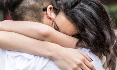 Cứ tưởng có nụ hôn ngọt ngào, cô gái chẳng ngờ sau đó lại rước hoạ vào thân