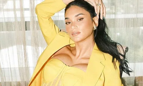 Diện đồ công sở, Hoa hậu bị trao nhầm vương miện o ép vòng ngực 100cm khiến đối phương không dám nhìn