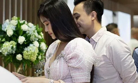 Hoa hậu Lê Âu Ngân Anh được hôn phu cưng chiều, thích mặc đồ đồng điệu như "đánh dấu chủ quyền"