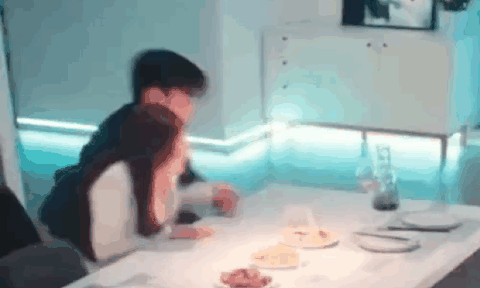 Trương Hàn bị tố lợi dụng cảnh quay nhạy cảm để kéo nội y, đụng chạm ngực bạn diễn nữ