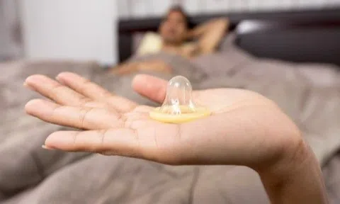 Vừa "yêu" xong, người đàn ông sợ hãi khi thấy bao cao su khác thường phải vội nhờ đến bác sĩ