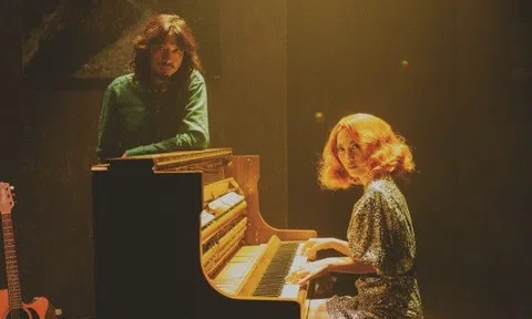 Đen Vâu lạ lẫm với tóc xoăn dài, rap về tình yêu giằng xé