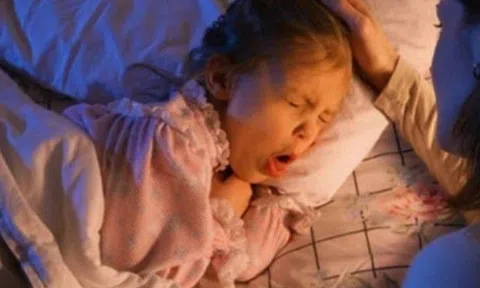 Trẻ ho nhiều về đêm có nguy hiểm? BS tiết lộ dấu hiệu cần đưa trẻ đi viện gấp