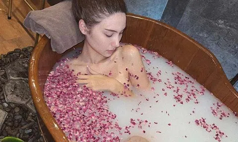 Khoe ảnh tắm bồn, mỹ nhân lai 2 dòng máu khoe da trắng, xương quai xanh quyến rũ