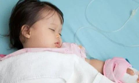 Một phút bất cẩn của mẹ khiến con gái 4 tuổi nguy kịch, BS cảnh báo thói quen gặp hằng ngày của nhiều bố mẹ