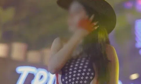 Diện mốt quấn khăn còn mặc quần rách tả tơi, gái xinh đi bar làm dân mạng lắc đầu ngao ngán