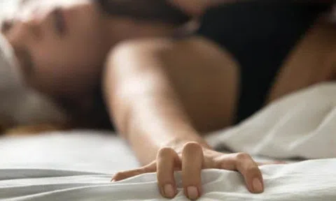 Cô gái kể bạn trai quan hệ với 8 người yêu cũ mà không gây dính bầu nhờ kiểu "yêu" riêng, BS nghe xong khuyên khám gấp