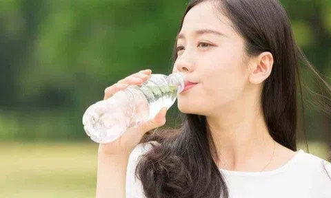 Có phải ai cũng cần uống 2 lít nước mỗi ngày? Công thức tính lượng nước chuẩn xác nhất cho mỗi người