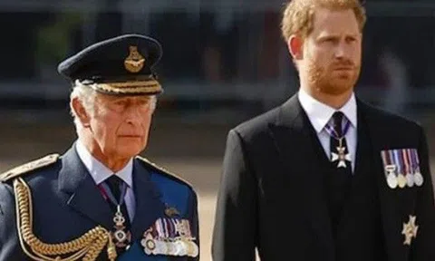 Ngôi sao 24/7: Harry tức giận từ chối ăn tối với Vua Charles III vì ngăn cấm Meghan