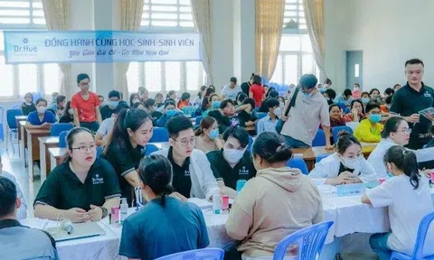 Niềm vui vỡ oà của hàng trăm học sinh khi được Dr. Huệ thăm khám da, trị mụn miễn phí