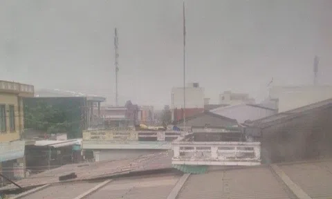 Cập nhật bão số 4: Bão chưa vào, lốc xoáy, gió rít kinh hoàng gây tốc mái nhà hàng loạt ở Quảng Trị