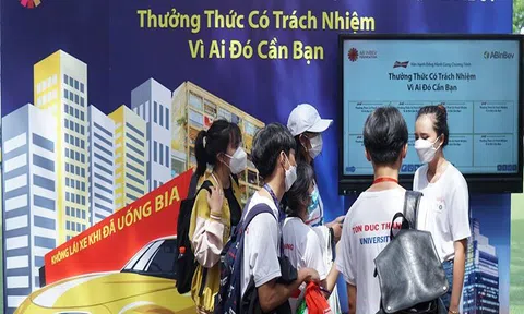 Sinh viên Đại học Tôn Đức Thắng cùng nhau cam kết “Thưởng thức có trách nhiệm vì ai đó cần bạn”