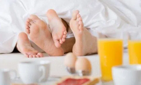 Cứ đến sáng chồng lại đòi "chuyện ấy", đáng lo hay đáng mừng? Đàn ông quan hệ thời điểm nào thì khỏe nhất?