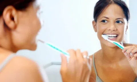 Tại sao không nên đánh răng khi vừa ngủ dậy buổi sáng? Thời điểm đánh răng tốt nhất nhiều người không biết