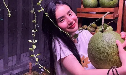 Em gái nổi loạn của Angela Phương Trinh đi bán bưởi, nhan sắc thay đổi như người khác