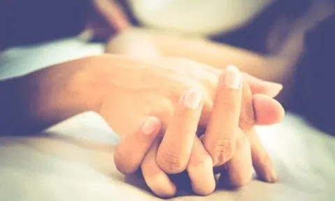 Chồng cứ mang thứ này vào khi quan hệ là vợ mới cưới giật nảy người, cuối cùng phải dẫn nhau tới gặp bác sĩ