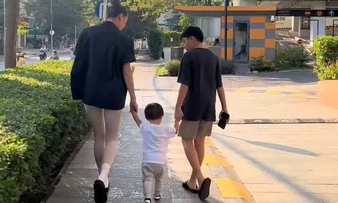 Hồ Ngọc Hà "lên đồ" dẫn con đi dạo, mặc mãi một kiểu, có lúc "gây lú" như không mặc quần