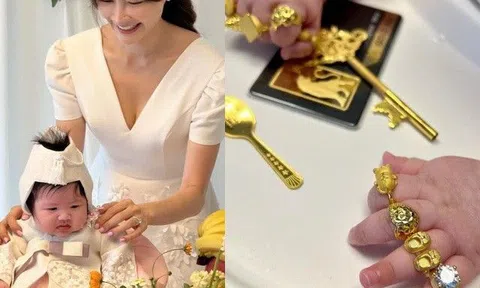 Mới 100 ngày tuổi, con gái sao nữ đã đeo vàng nặng trĩu tay, dân mạng nhìn mà sốc