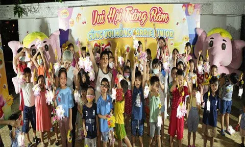Nhìn lại hành trình “Tắm là vui” của Voi Hồng Carrie Junior