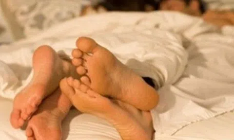 Đang quan hệ sung sức bỗng nghe tiếng nổ ở ngực, người vợ đi cấp cứu mới biết bí mật trong cơ thể mình