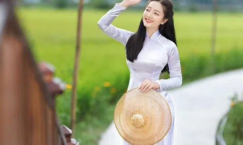 "Thiên thần áo dài Sài thành" đẹp như nàng thơ, mặc gì cũng tôn đường cong chữ S