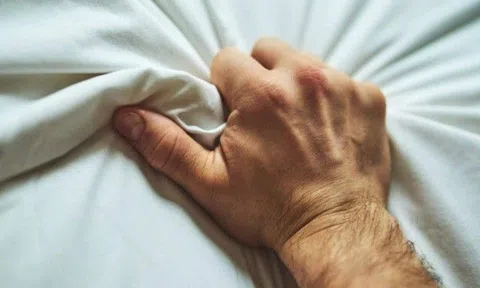 Người đàn ông không dám quan hệ hay "tự sướng" suốt 10 năm vì cứ cực khoái lại gặp chuyện này