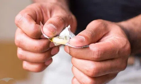 Điều gì xảy ra khi tuột bao cao su lúc quan hệ với "gái ngành"? Sự thật đàn ông không thể lảng tránh