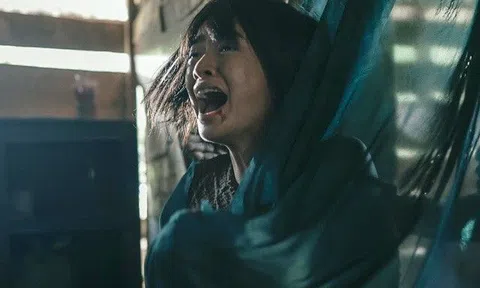 Nữ diễn viên "trăm tỷ" không thể ngừng khóc sau cảnh quay cưỡng bức, bị trùm luôn váy lên mặt