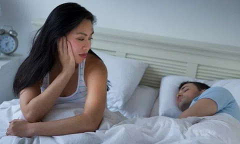 Mỗi lần quan hệ chỉ 2 phút khiến vợ trẻ giận tím mặt, bạn thân khuyên làm cách này nhưng tôi không dám
