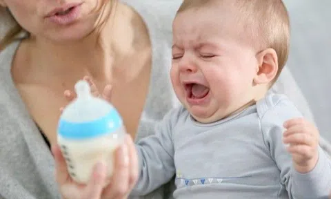 Trẻ biếng ăn kéo dài khi trong nhà có bà mẹ kiểu này!