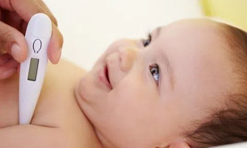 Top những sai lầm thường gặp khi bé bị sốt
