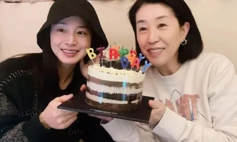 Khoe ảnh chụp với "mẹ", Kim Tae Hee lộ mặt mộc, nhan sắc U50 có còn hoàn hảo?
